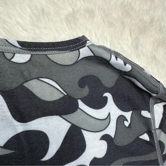 Hot Chillys Long Sleeved Thermal Base Layer Black and Gray Camouflage Sz Small - Picture 16 of 16